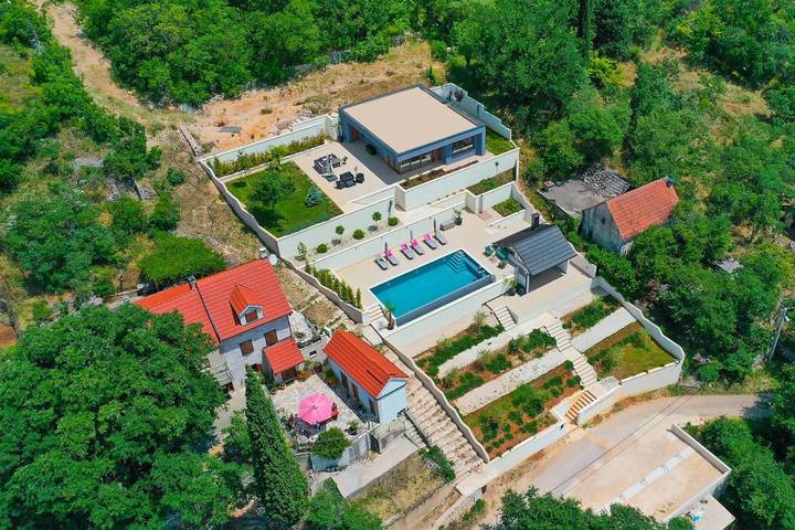 Ferienhaus für 6 Personen, mit Balkon und Whirlpool sowie Terrasse und Garten in Grad Imotski