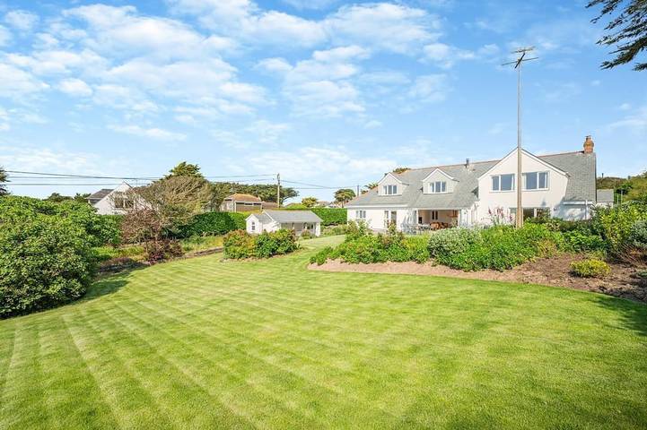 Cottage for 10 people, with Garden in Constantine Bay