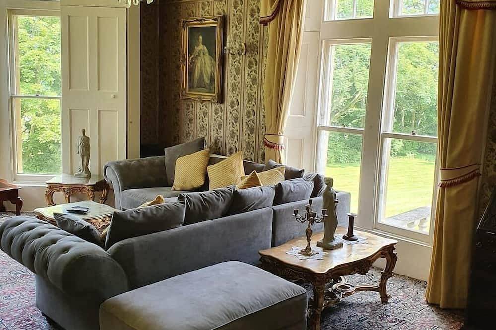 Historic Manor House - Sleeps 16 - Pool & Hot Tub in Kent