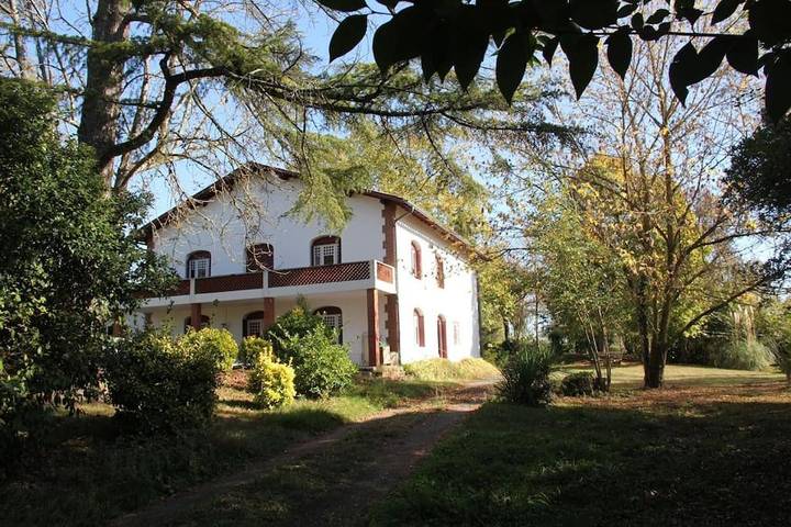 Gîte pour 14 personnes, avec vue sur le lac et jardin à Gavarret-sur-Aulouste