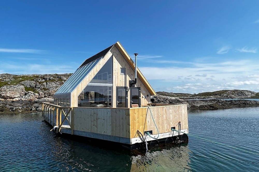 Unforgettable Floating Suite, located in the beautiful Kvenvær archipelago in Hitra