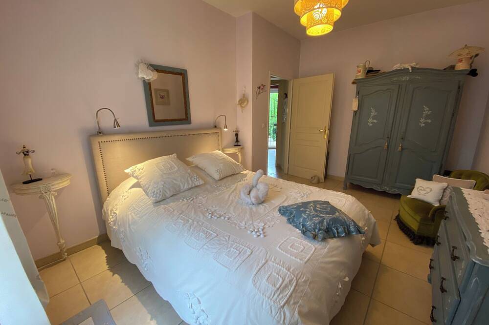 Inhale... Blow it out! A bubble of tranquillity in a green setting. in Castelnau-le-Lez, Côte d'Améthyste