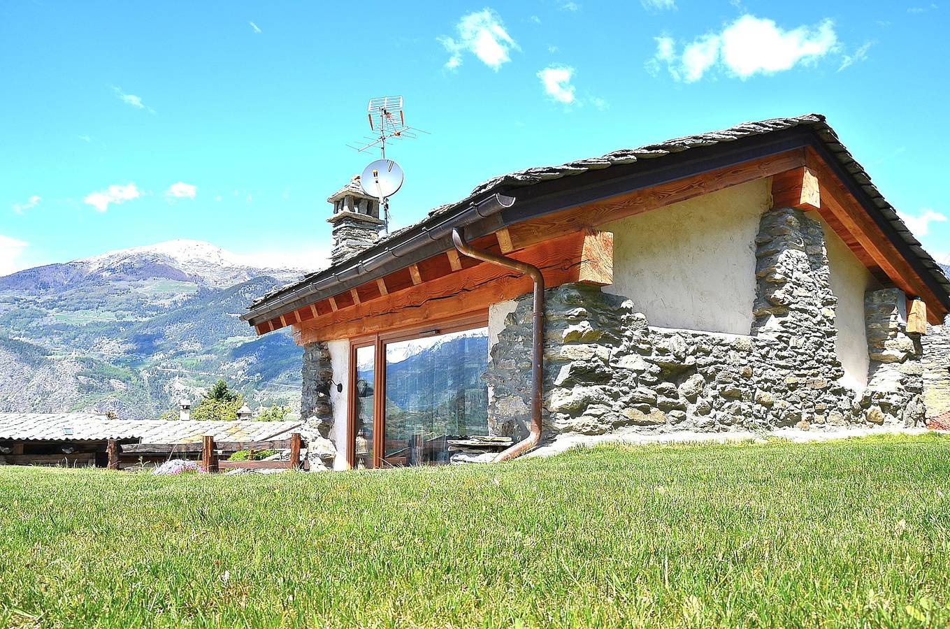 Villa mit Garten und bezauberndem Panorama in Villeneuve, Comune di Villeneuve
