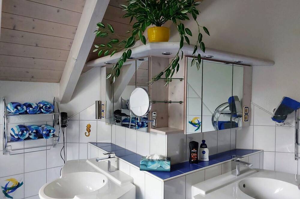 Ganze Wohnung, Ferienwohnung Albblick Neuffen - hell, modern, gemütlich, ideal für 2-3 Personen in Neuffen, Landkreis Esslingen