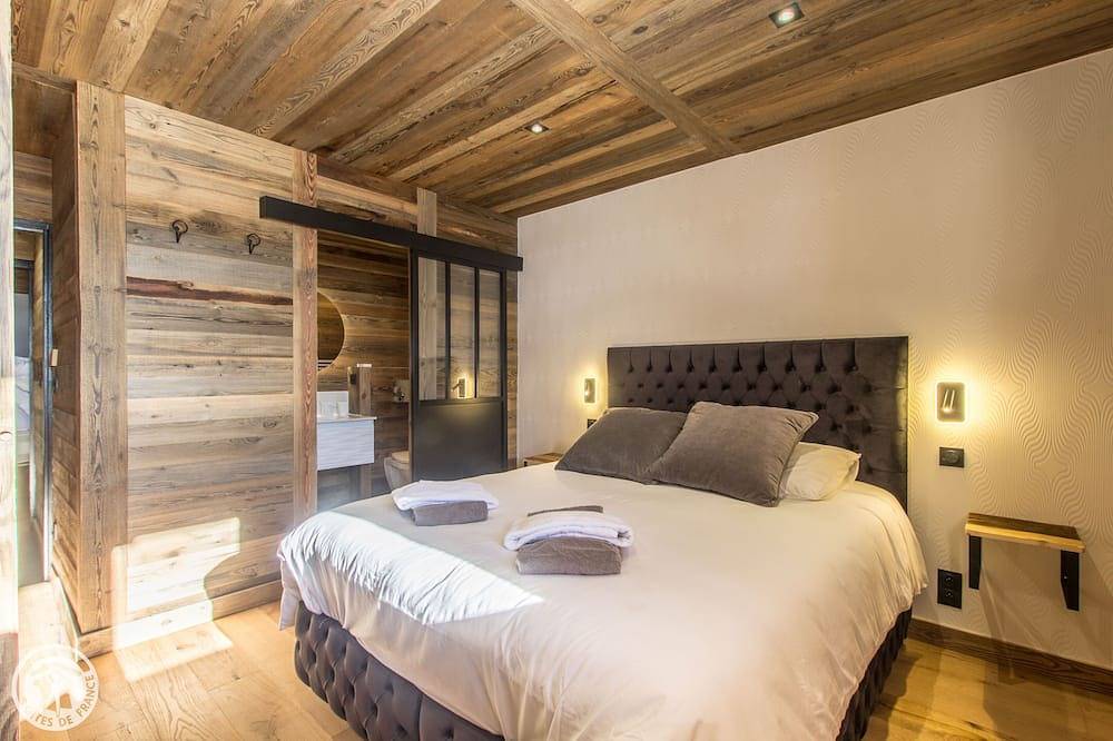Chalet Panoramique 14 pers face au Mont Blanc au bord des pistes Sauna Jacuzzi in Le Praz de Lys, Taninges