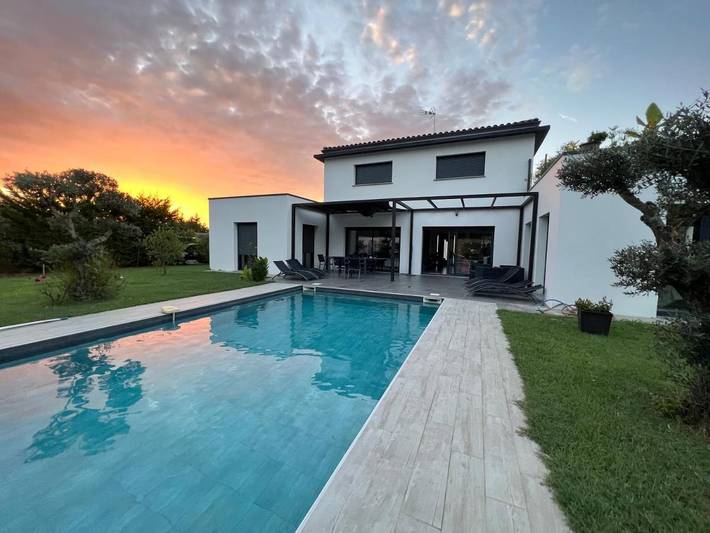 Chalet para 8 personas, con vistas además de jardín y piscina - 1