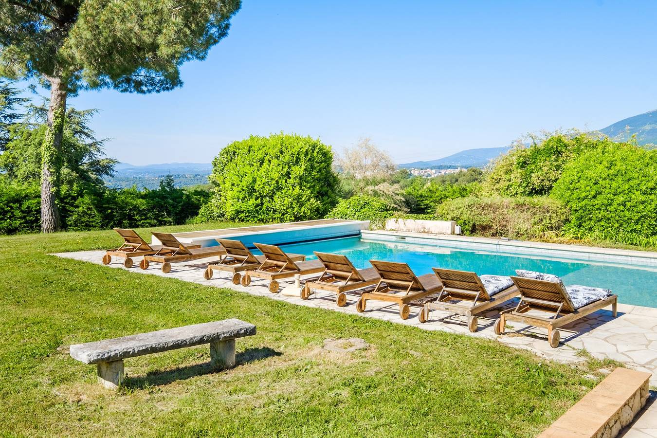 Apartamento entero, Apartamento en el magnífico Mas des Serens con vistas a la montaña, Wi-Fi y aire acondicionado. in La Gaude, Costa mediterránea (Francia)