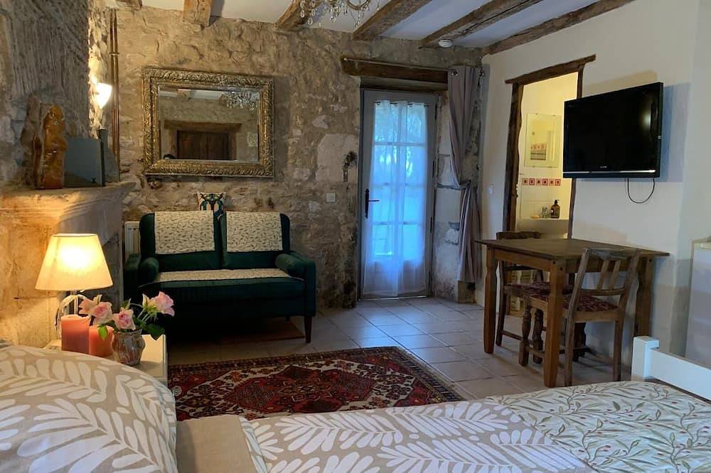 Appartement entier, Idyllic Studio Gite In Rural Stunning French Countryside With Pool in Antigny, Vienne (France)