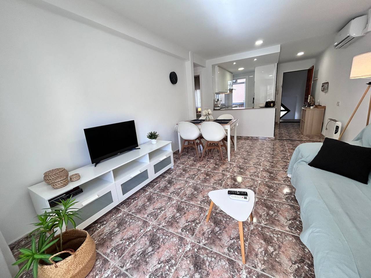 Entire apartment, Sunandbed Zaragoza – Stylish Apartment with Terrace in Central Salou in Salou, Costa Dorada