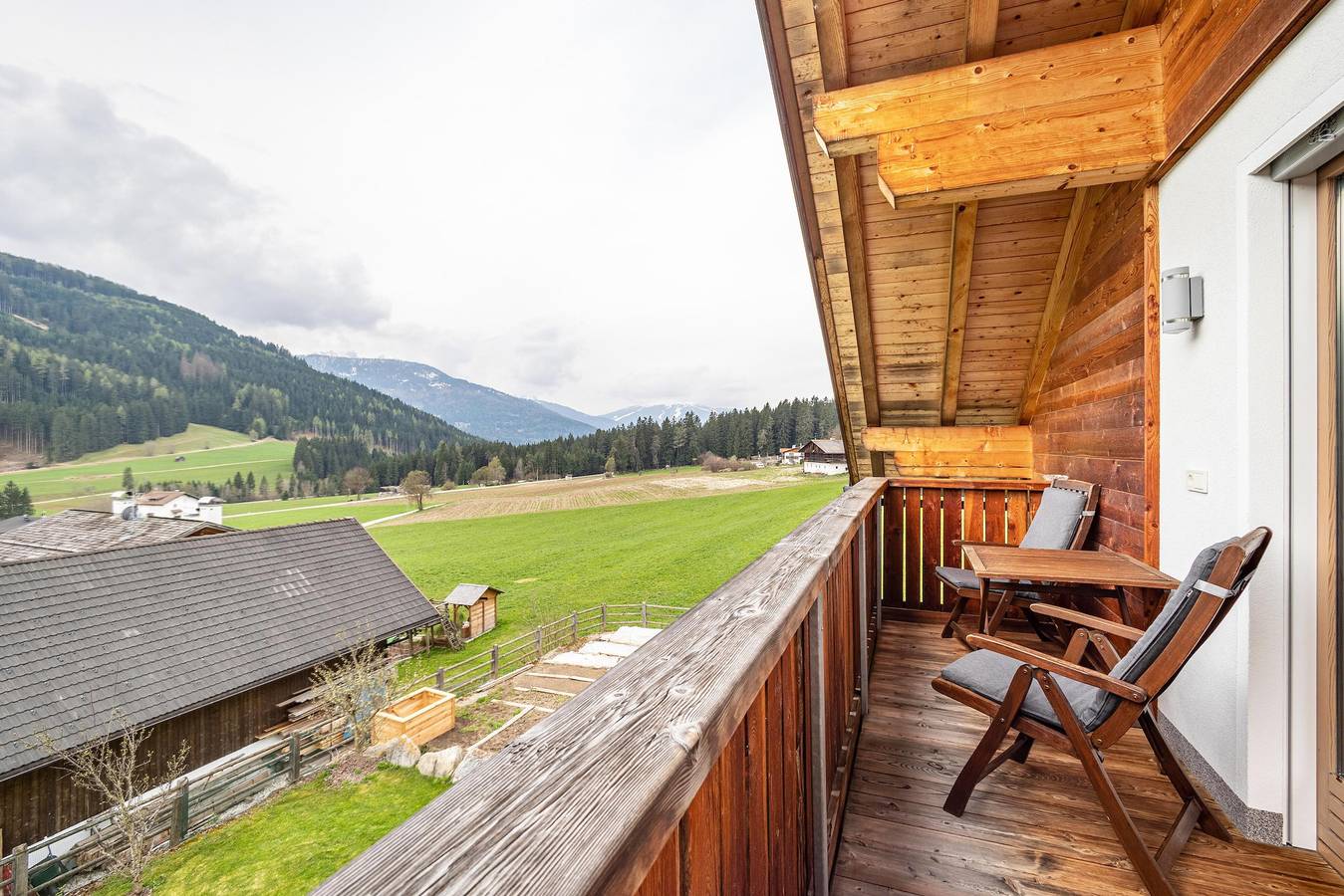 Ganze Wohnung, Ferienwohnung 'Stoffnerhof Apt Edelweiß' mit Bergblick, Gemeinschaftsgarten und Wlan in Villgratner Berge, Welsberg-Taisten
