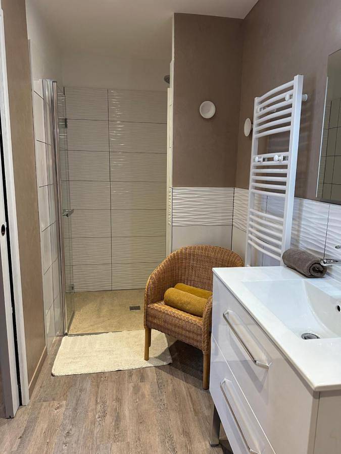Location de vacances pour 2 personnes, avec jacuzzi ainsi que jardin et sauna dans Lac de Saint-Cyr - 4