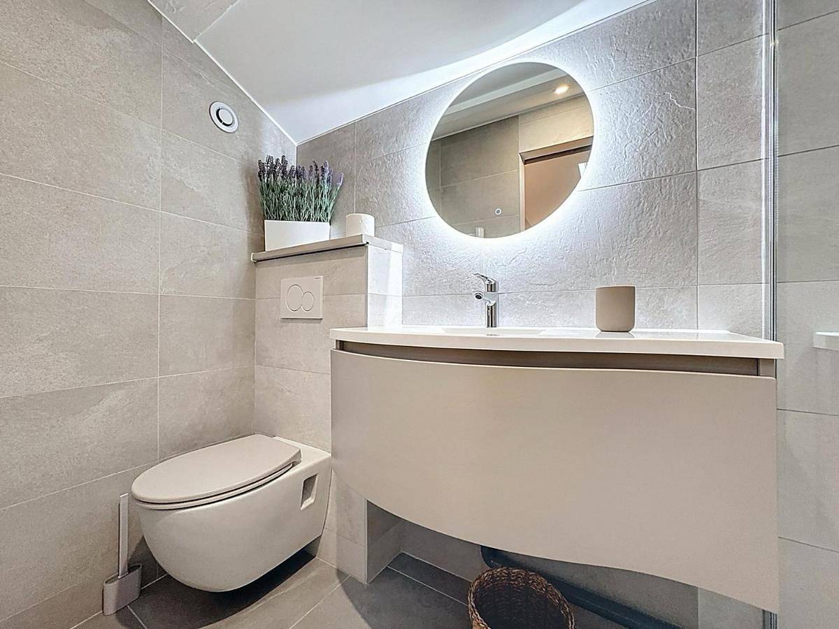 Appartement de vacances entier, Double Room with Private Bathroom in Anse, Beaujolais