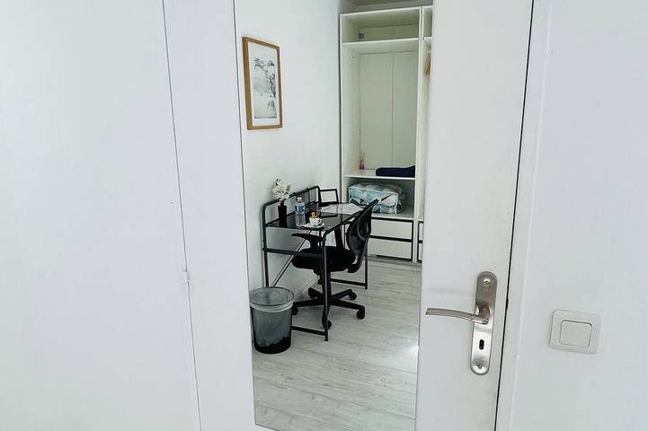 Gemütliches Zimmer mit privatem Balkon in der Nähe der Pariser Metro in Aubervilliers, Seine-Saint-Denis