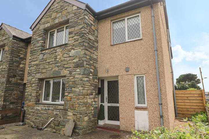 Holiday rental for 8 people, with hot tub and garden in Porthmadog