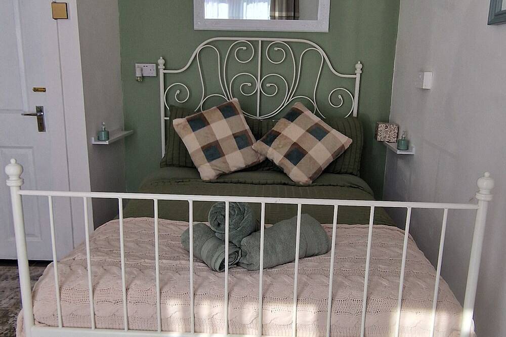 Entire apartment, Taff Cottage - Stylish family friendly gateway by River Taff with free parking in Cardiff, Cardiff region
