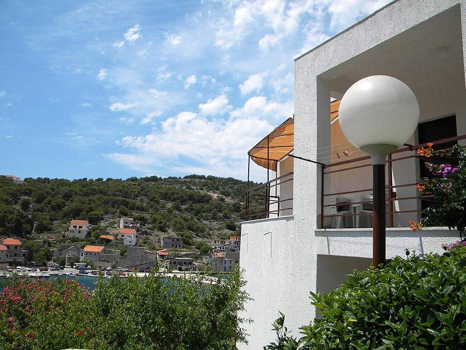 Ganze Wohnung, Apartment Zirje mit Meerblick in Strandnähe in Dalmatinische Inseln