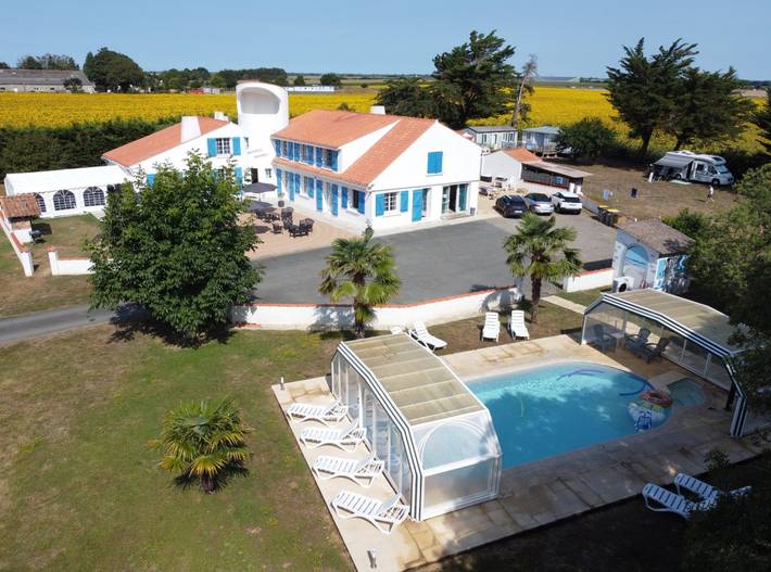 Gîte pour 40 personnes, avec jardin ainsi que terrasse et piscine, animaux acceptés