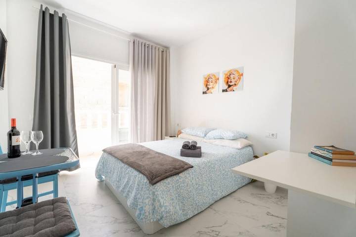 Hel studio-lejlighed, Vacation Studio 'Tu Rincón Con Balcón Puesta De Sol' with Sea View, Balcony and Wi-Fi in Guargacho, Arona