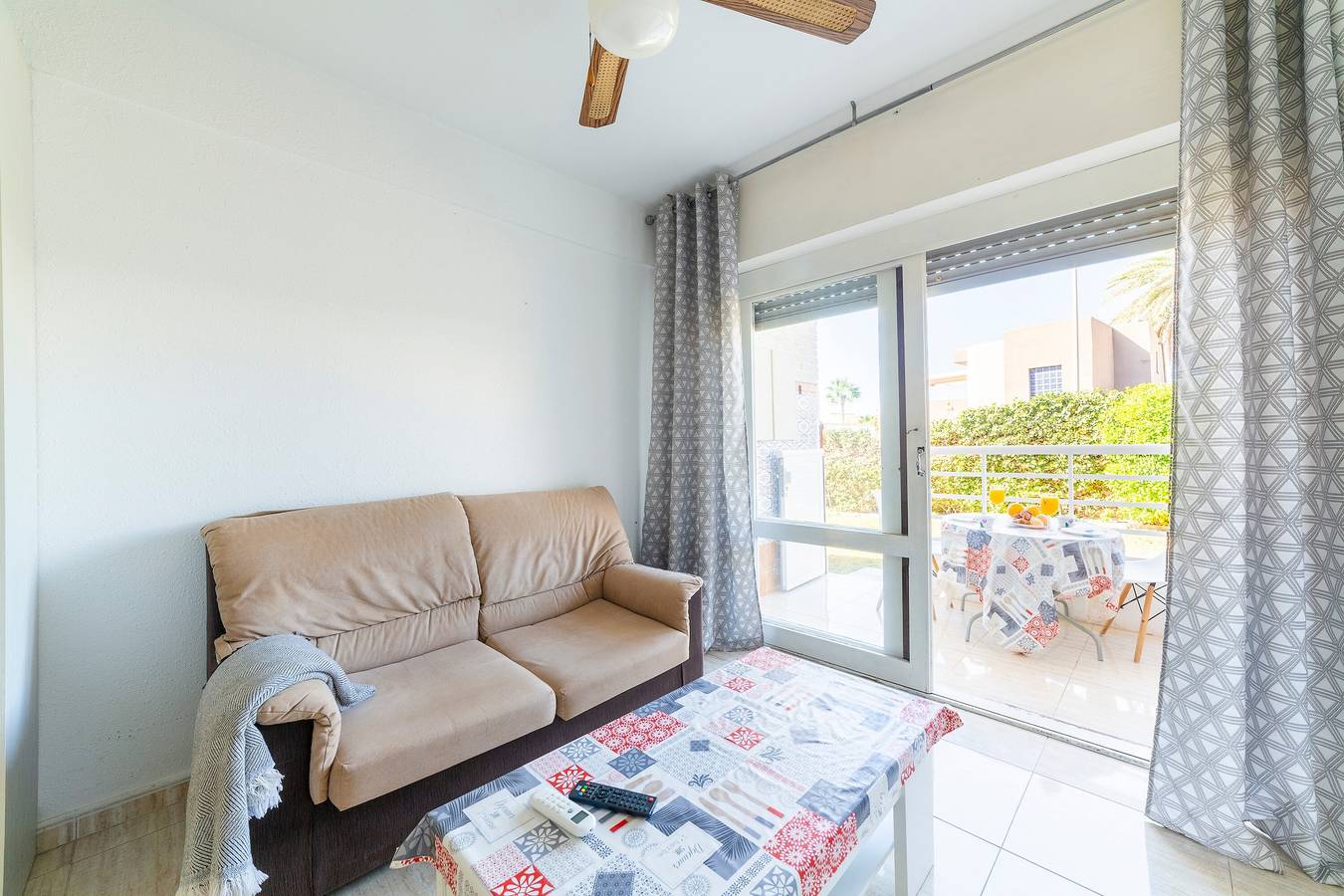 Estudio entero, Estudio 'Gaviotas 4' con piscina comunitaria, Wi-Fi y aire acondicionado in Aguadulce, Roquetas de Mar