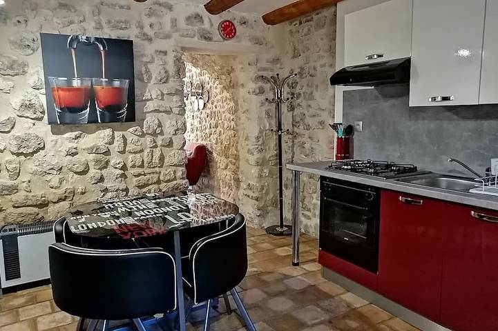 Gîte pour 2 personnes, avec Jacuzzi et Terrasse ainsi que Jardin et Piscine à Bourdic