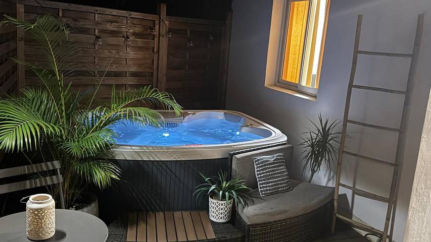 Maison de vacances pour 2 personnes, avec terrasse ainsi que jacuzzi et jardin