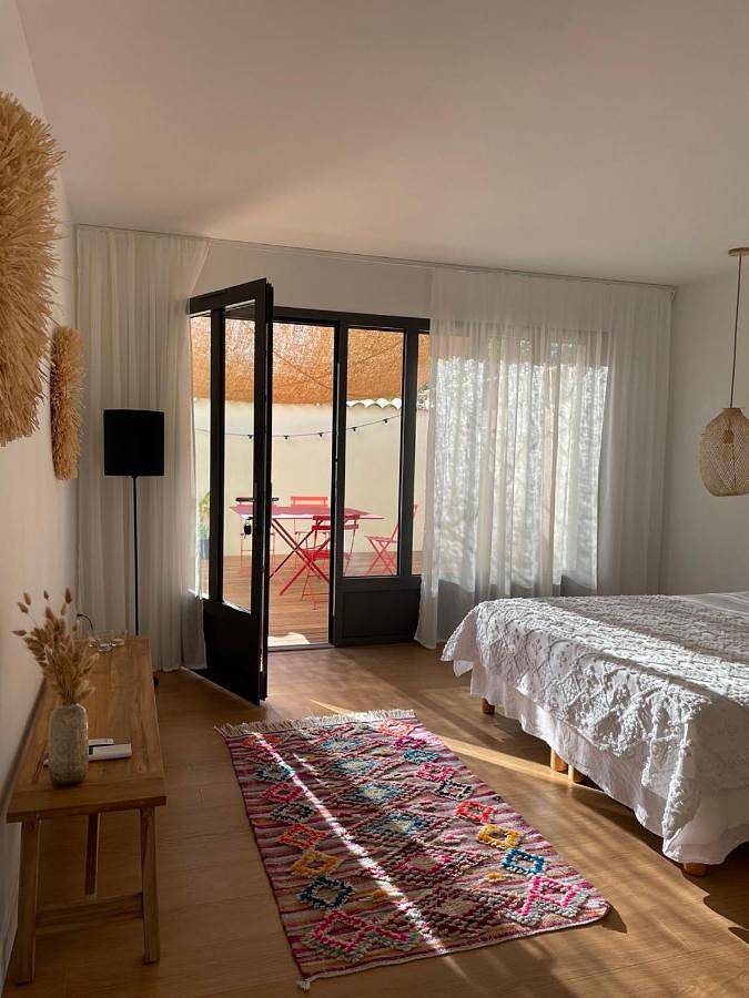 Gîte pour 2 personnes, avec piscine ainsi que terrasse et jardin à Reyrieux