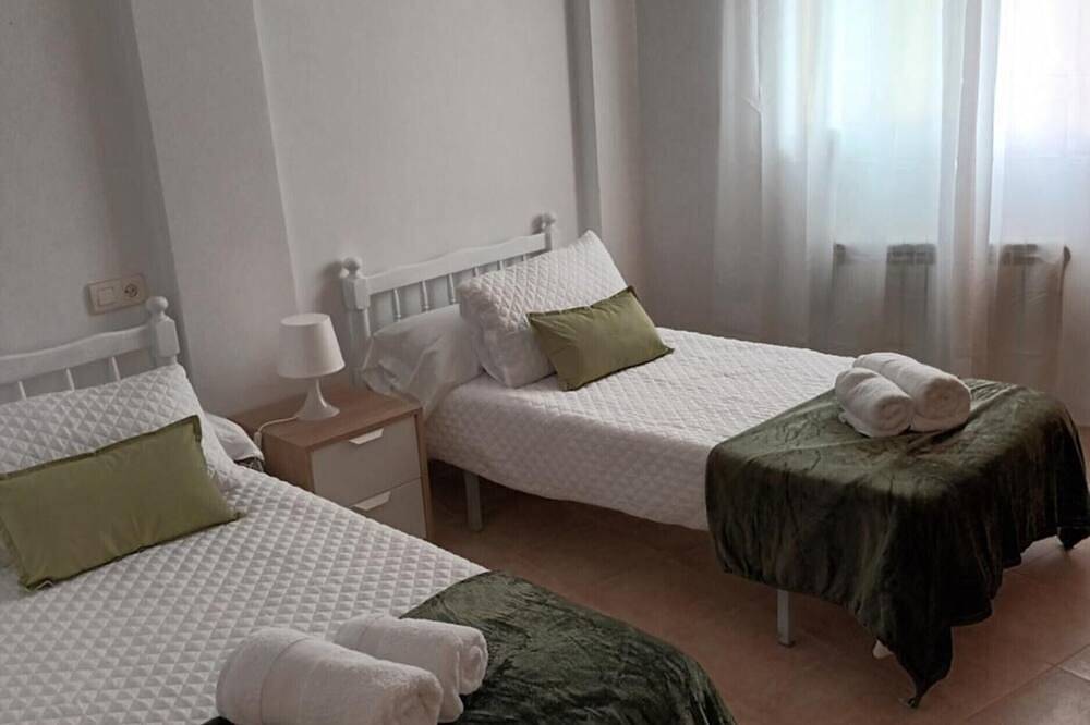 Apartamento entero, Apartamento 'Alojamiento El Pilar' con vistas a la montaña y Wi-Fi in Entorno de Sierra Nevada, Güejar Sierra