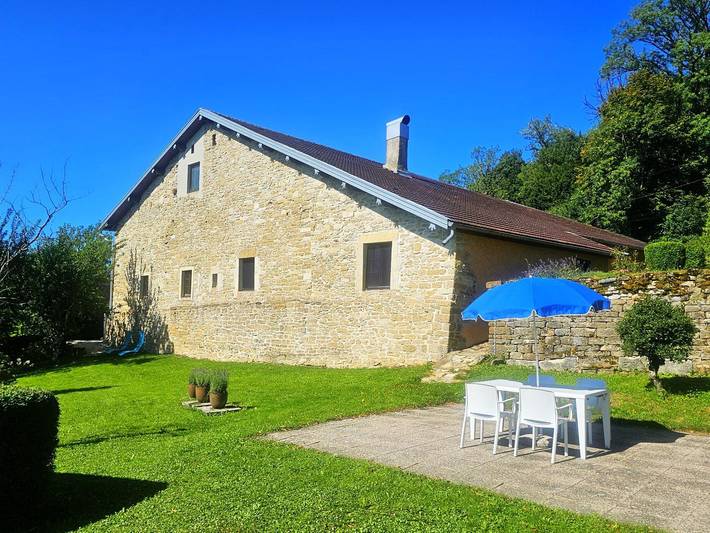 Gîte pour 4 personnes, avec terrasse et jardin dans le Doubs