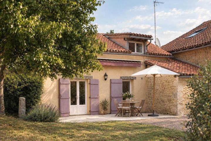 Location de vacances pour 4 personnes, avec Jacuzzi et Terrasse ainsi que Jardin et Piscine à Saint-Martial-de-Valette