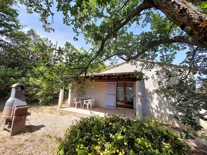 Gîte pour 8 personnes, avec terrasse ainsi que piscine et jardin