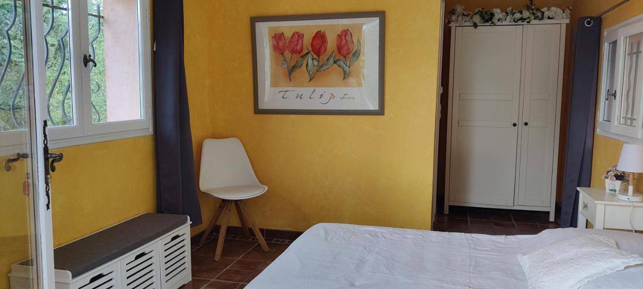 Double Room with Private Bathroom in Tourrettes, Région de Draguignan