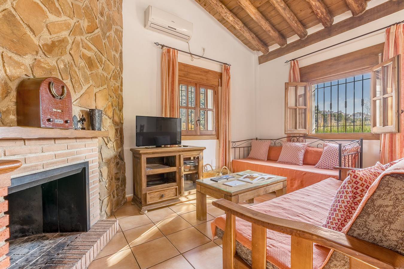 Apartamento entero, Apartamento 'Casa Rocío' con vistas a la montaña, Wi-Fi y aire acondicionado. in Castril, Geoparque de Granada