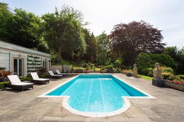 Holiday Rental for 26 People in Stroud, The Cotswolds, Photo 2