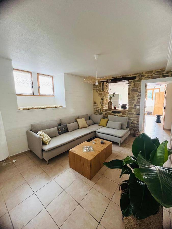 Gîte pour 6 personnes, avec terrasse dans Frontenay