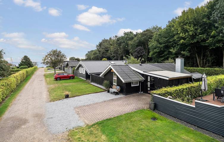 Ferieudlejning for 6 personer, med terrasse og have i Binderup Strand