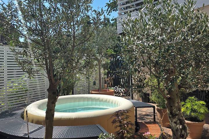 Ferienwohnung für 5 Personen, mit Garten und Pool sowie Whirlpool in Dessau