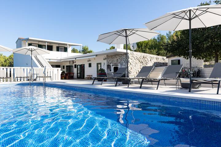 Ferienhaus für 8 Personen, mit Ausblick und Garten in Split-Dalmatien