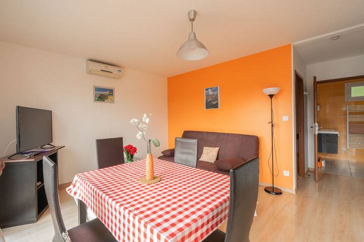 Apartamento entero, Apartamento 'Le Clos Du Champ De L'Amour - Marennes' con piscina privada, Wi-Fi y aire acondicionado in Saint-Simon-de-Bordes, Región de Jonzac