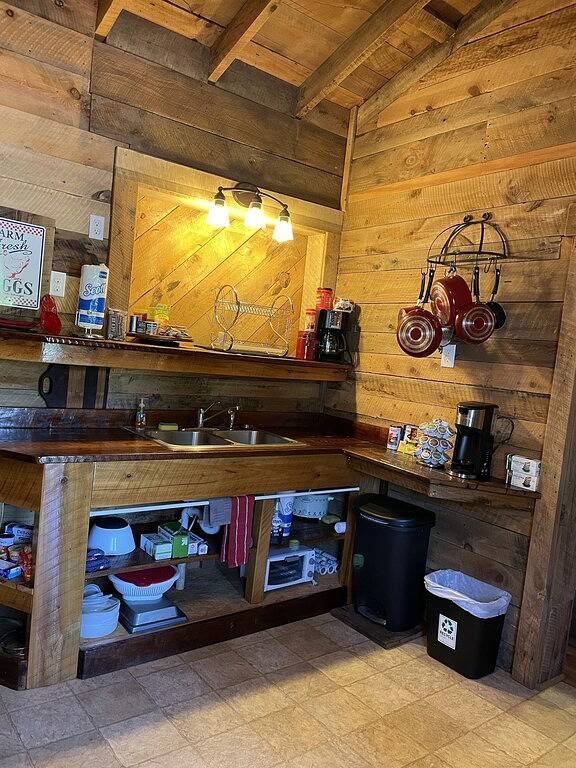 Farm Life! The Rosemary Cabin at Bluff Mountain Nursery in Madison County (NC)