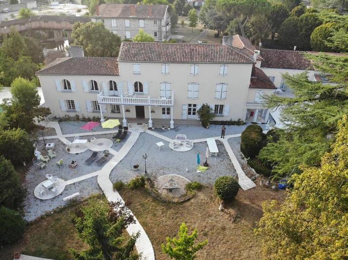 Location de vacances pour 2 personnes, avec Balcon et Terrasse ainsi que Jardin et Piscine à La Rochefoucauld (Charente)