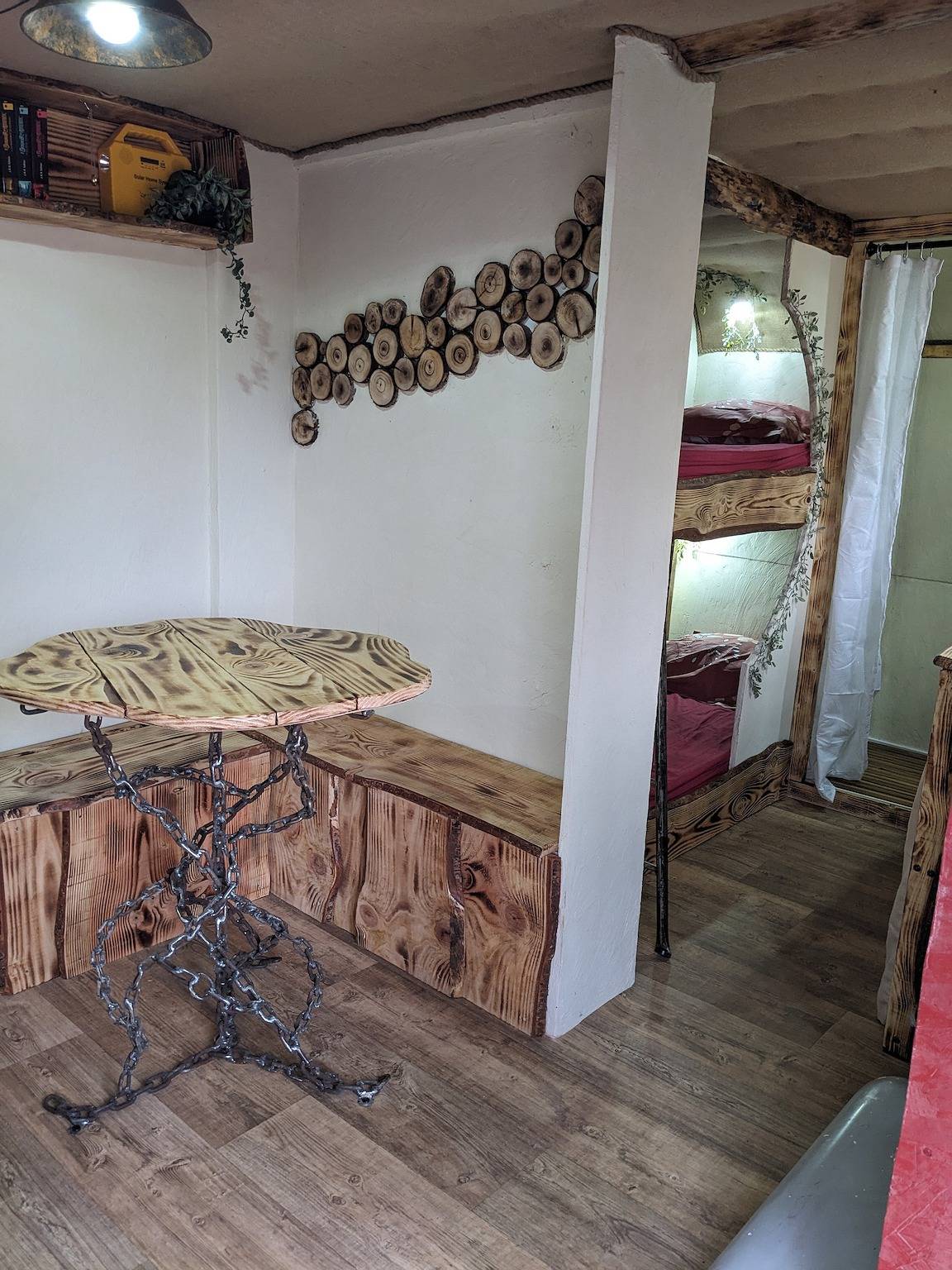 Ganze Ferienwohnung, Das Hobbit-Haus mitten im Wald in Haute-Loire