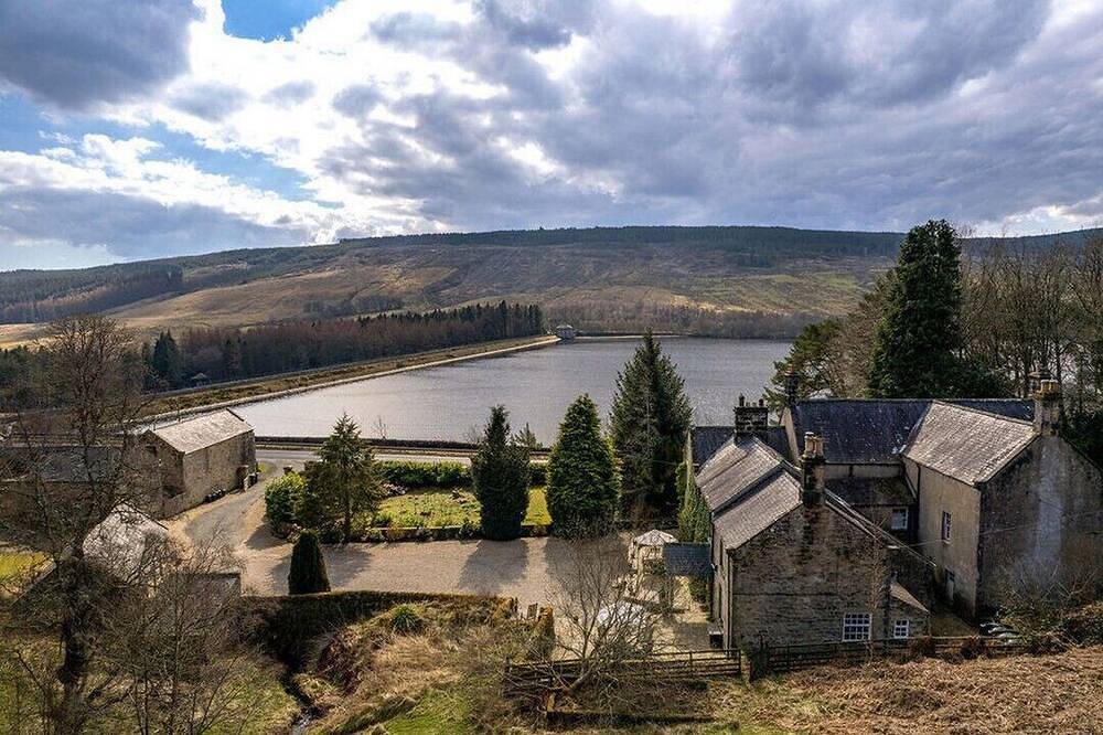 Former hunting lodge in Dark Skies/National Park with spectacular reservoir view in Northumberland National Park