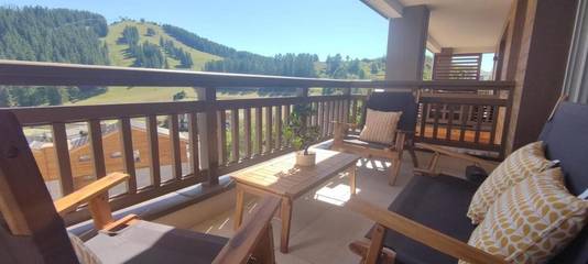 Gîte pour 4 personnes, avec terrasse ainsi que bassin pour enfant et vue à Péone