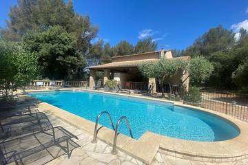 Gîte pour 5 personnes, avec piscine ainsi que jardin et terrasse à Grans