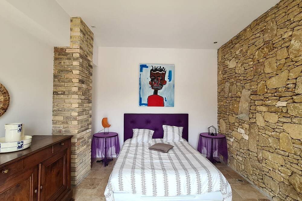 Half of Mas de la Roncière in Sorgues, Vaucluse