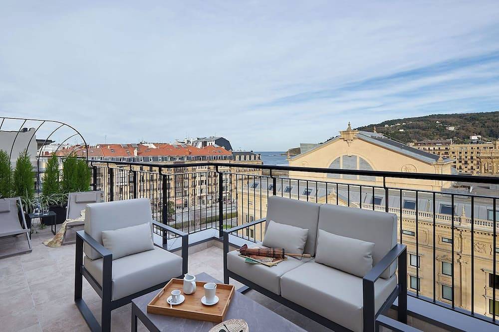 Entire apartment, Eki Terrace by Feelfree Rentals in Playa de la Concha, San Sebastian