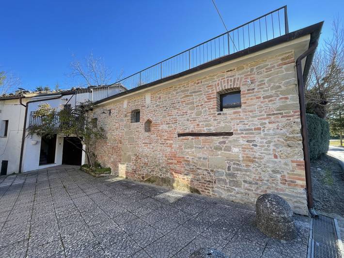 Agriturismo per 4 persone, con Balcone/Terrazza e Terrazza nonché Giardino e Piscina in Parco nazionale dei Monti Sibillini