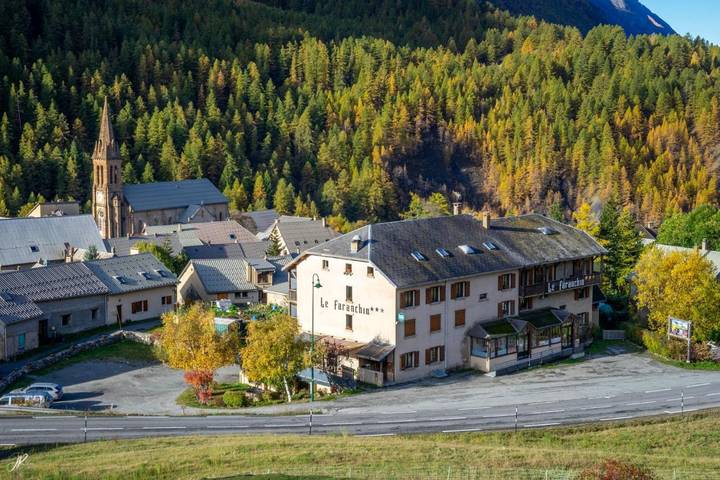 Hôtel pour 2 personnes, avec terrasse et vue à Villar-d'Arêne