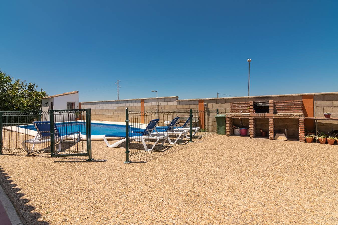 Encantadora casa con piscina, terraza, jardín y Wi-Fi; Mascotas permitidas, estacionamiento disponible in Conil de la Frontera, Costa de la Luz