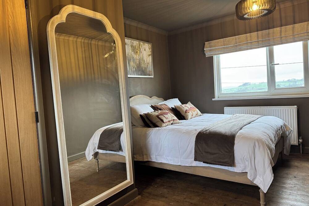 Llysawelon 2-Bed Cottage, Sleeps 5, Pets Ok in Carmarthenshire